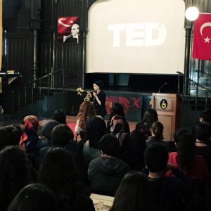 Dilara Gönder Instagram - TedX Youth@IEL çok güzeldi,hikayemi ve düşüncelerimi dinlediğiniz ve davetiniz için tekrar teşekkür ederim 🙏💕@tedxiel photo by @saydamdeger ❤️️