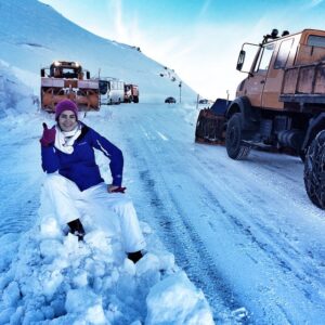 Dilara Gönder Instagram - Yol açıyoruz.Hava oldu -12 ama en güzeli işe yariyoruz!!🙏🙏👍👍