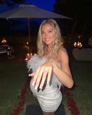 Diletta Leotta Instagram - Vi devo dire una cosa.. I said yes! 
Ho aspettato qualche mese a dirvelo perché io e Loris volevamo viverci quanto più possibile le emozioni della nascita di Aria ma ora siamo pronti a dedicarci a questo nostro nuovo grande traguardo insieme, come famiglia! Avete presente la frase ‘Quando sei felice facci caso’’, nel momento racchiuso in queste foto ero la donna più felice del mondo, con Loris e con Aria che stava arrivando 🤍