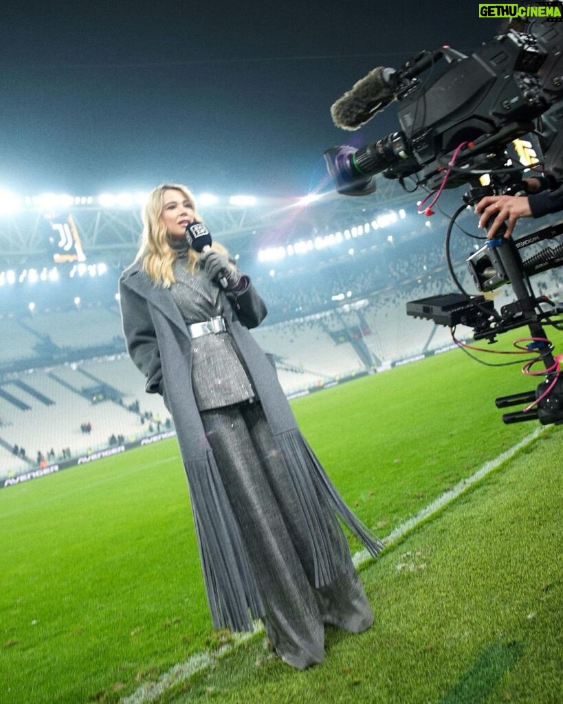 Diletta Leotta Instagram - Juventus-Napoli tracklist Campioni del Mondo 🏍✅ Merenda 🍔✅ Maglie termiche ❄️✅ Sorrisi 🙃✅ Show 🔥⚽️✅ Allianz Stadium