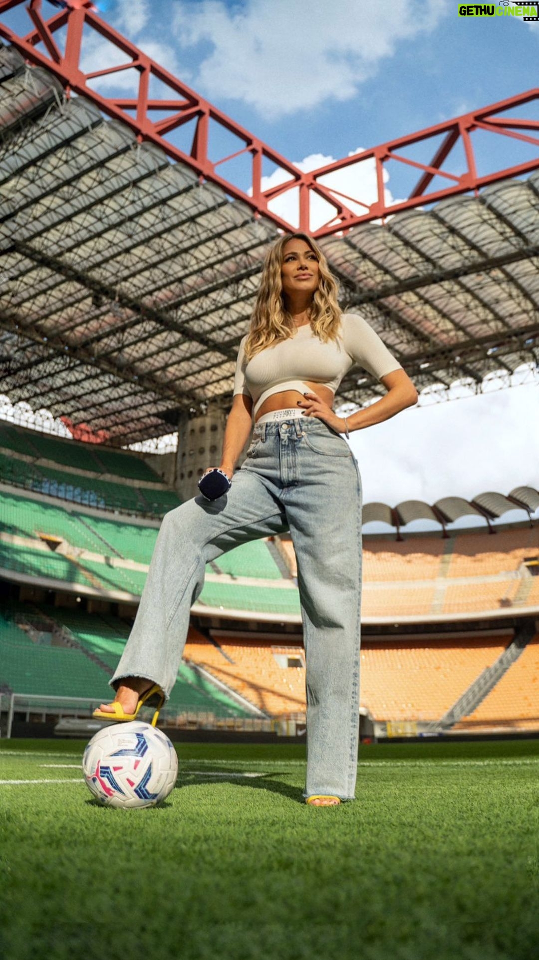 Diletta Leotta Instagram - Ci vediamo sabato dalle 17 per il Derby #InterMilan solo su #DAZN ⚽️🏟️