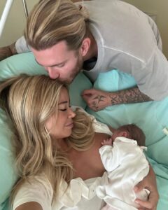 Diletta Leotta Instagram - Today I was reborn through you Welcome Aria 🩷 You are the best gift we could have asked for🥹🥰 Oggi rinasco con te. Benvenuta Aria 🩷 Sei il regalo più bello che potessimo ricevere 🥹🥰