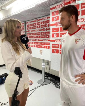 Diletta Leotta Instagram - Il calcio è il modo più bello per scoprire una città ⚽️💃🏼
#laligaexperience
