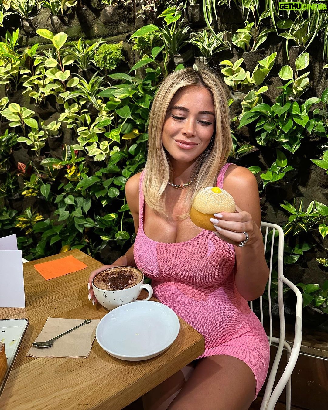 Diletta Leotta Instagram - Trova qualcuno che ti guardi come io guardo i dolci a colazione! 🥐☕💌 Eataly Milano