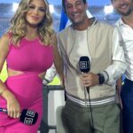 Diletta Leotta Instagram - Quella festa, quei colori, quelle scaramanzie, quel caffè... mi rimarranno dentro per sempre. E mi emoziona la consapevolezza di essere stata protagonista di un momento storico per Napoli e per il nostro calcio. Che fortuna fare il nostro mestiere e viverlo con la passione che solo momenti come questi ti possono trasmettere. E mi viene la pelle d'oca guardando la foto di 36 anni fa di Giampiero Galeazzi, pieno di passione, che si infilava nello spogliatoio del primo Napoli campione d'Italia per intervistare Diego. Bello avere un momento così di connessione con lui, bello poterlo ricordare ❤️‍🔥 Stadio Diego Armando Maradona
