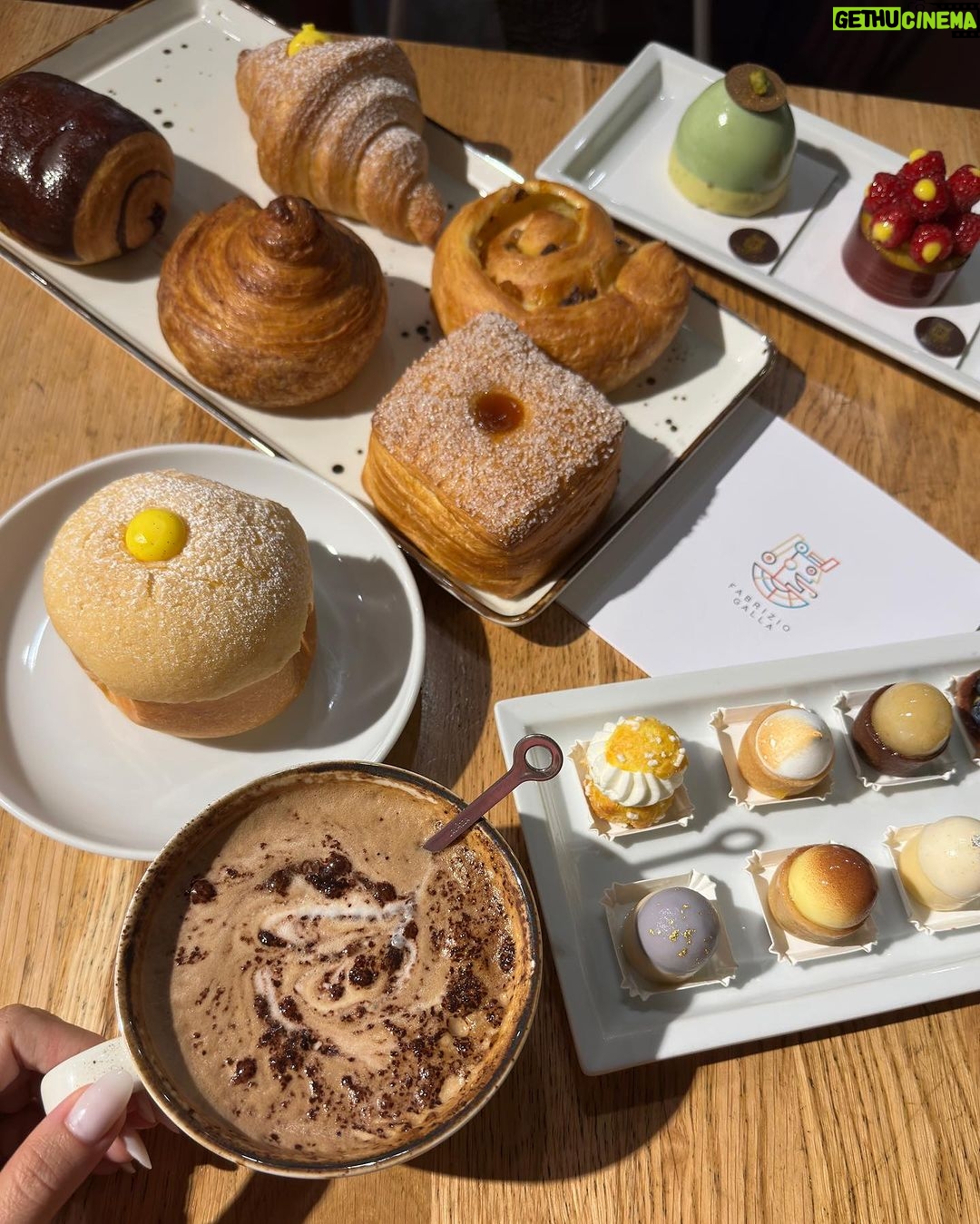 Diletta Leotta Instagram - Trova qualcuno che ti guardi come io guardo i dolci a colazione! 🥐☕💌 Eataly Milano