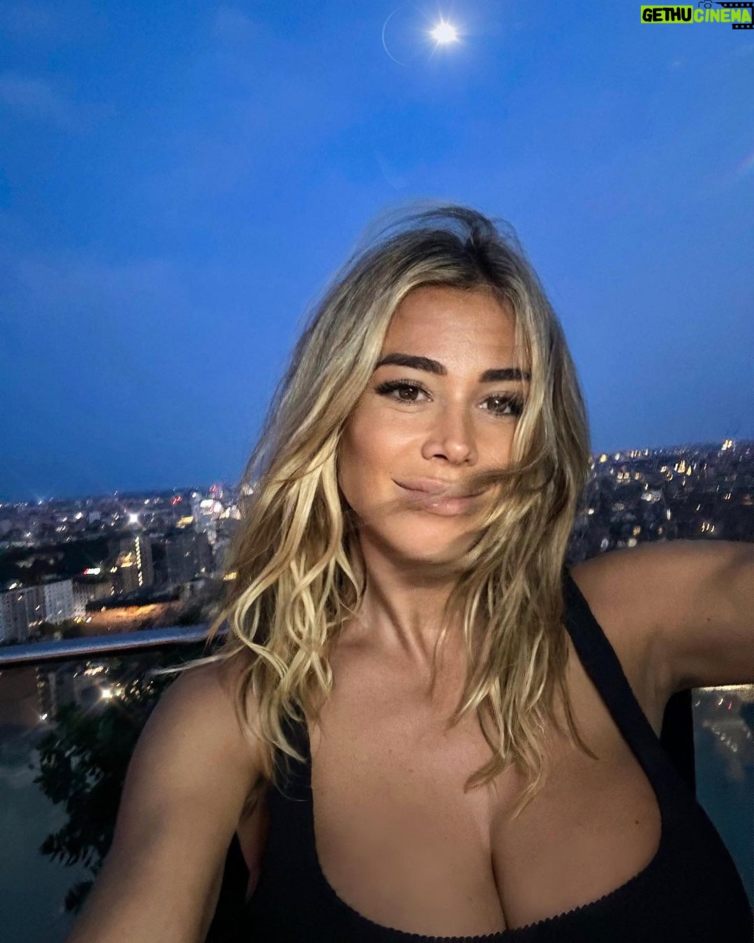 Diletta Leotta - 581.4K Likes - Full moon 🌕
