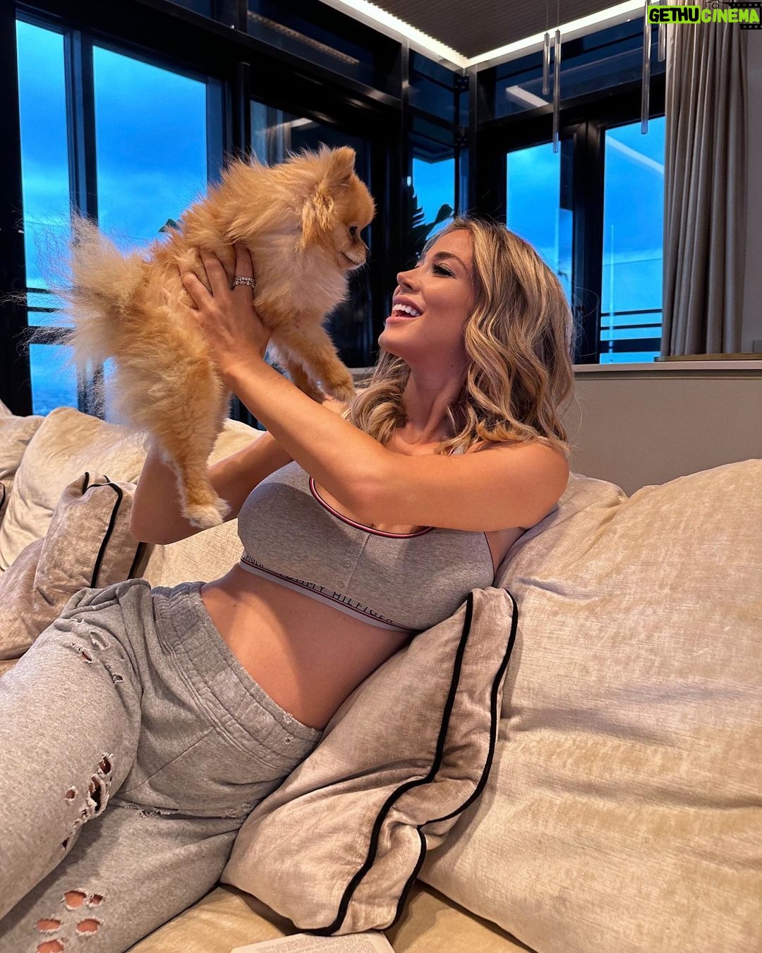 Diletta Leotta Instagram - Relax at home 🏠🐶