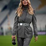 Diletta Leotta Instagram - Juventus-Napoli tracklist Campioni del Mondo 🏍✅ Merenda 🍔✅ Maglie termiche ❄️✅ Sorrisi 🙃✅ Show 🔥⚽️✅ Allianz Stadium