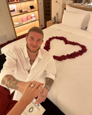 Diletta Leotta Instagram - Vi devo dire una cosa.. I said yes! 
Ho aspettato qualche mese a dirvelo perché io e Loris volevamo viverci quanto più possibile le emozioni della nascita di Aria ma ora siamo pronti a dedicarci a questo nostro nuovo grande traguardo insieme, come famiglia! Avete presente la frase ‘Quando sei felice facci caso’’, nel momento racchiuso in queste foto ero la donna più felice del mondo, con Loris e con Aria che stava arrivando 🤍