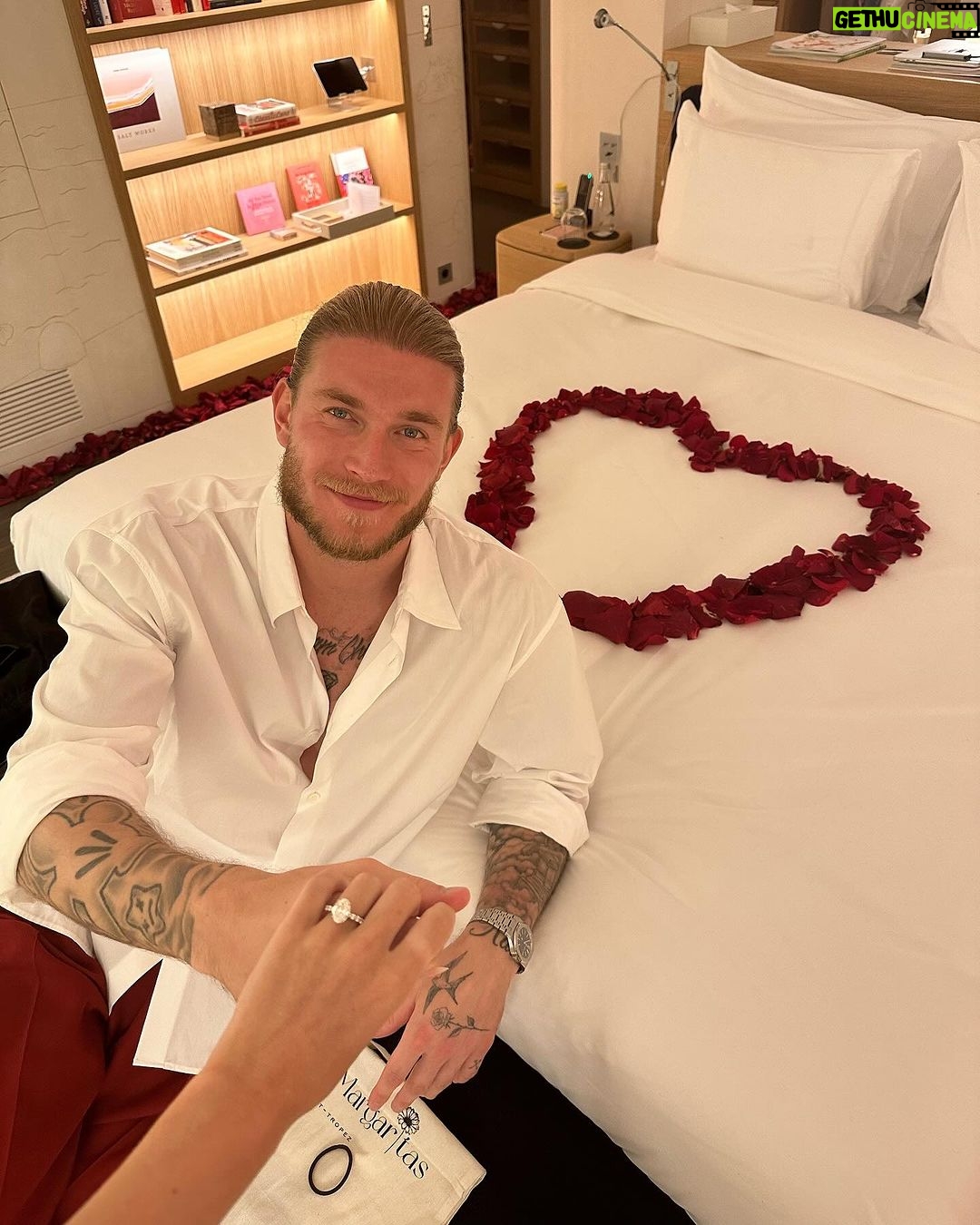 Diletta Leotta - 717.1K Likes - Vi devo dire una cosa.. I said yes!
Ho aspettato qualche mese a dirvelo perché io e Loris volevamo viverci quanto più possibile le emozioni della nascita di Aria ma ora siamo pronti a dedicarci a questo nostro nuovo grande traguardo insieme, come famiglia! Avete presente la frase ‘Quando sei felice facci caso’’, nel momento racchiuso in queste foto ero la donna più felice del mondo, con Loris e con Aria che stava arrivando 🤍