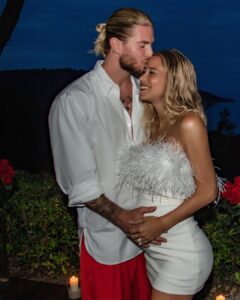 Diletta Leotta Instagram - Vi devo dire una cosa.. I said yes! Ho aspettato qualche mese a dirvelo perché io e Loris volevamo viverci quanto più possibile le emozioni della nascita di Aria ma ora siamo pronti a dedicarci a questo nostro nuovo grande traguardo insieme, come famiglia! Avete presente la frase ‘Quando sei felice facci caso’’, nel momento racchiuso in queste foto ero la donna più felice del mondo, con Loris e con Aria che stava arrivando 🤍