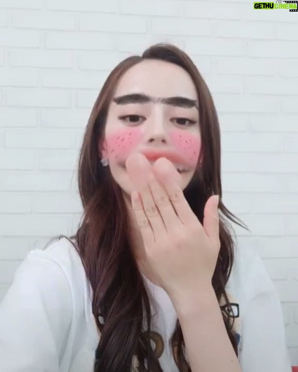 Dilraba Dilmurat Instagram - 我好像听到了一声唐老鸭的笑声🌝 你们呢?