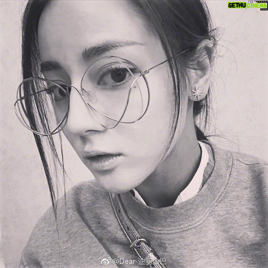 Dilraba Dilmurat - 13.7K Likes - 迪丽热巴微博:来自一张照片的问候🙂