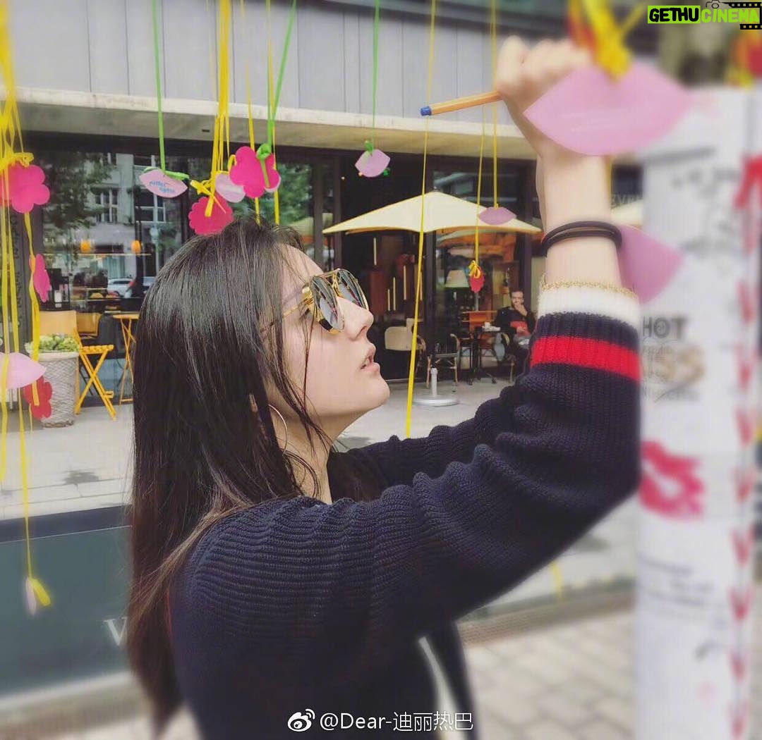 Dilraba Dilmurat Instagram - 迪丽热巴微博:努力,加油。25岁,嗨! 