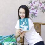 Dilraba Dilmurat Instagram - 迪丽热巴微博：跟大家介绍一下我的新宠 - 飘柔Micellar微米净透系列！现在买买买还有机会获得跟我同款的超美丝巾和手帐本哦！美美的@飘柔Rejoice 广告片也来啦，跟我一起享受头皮呼吸，头发柔顺的奢宠体验吧！