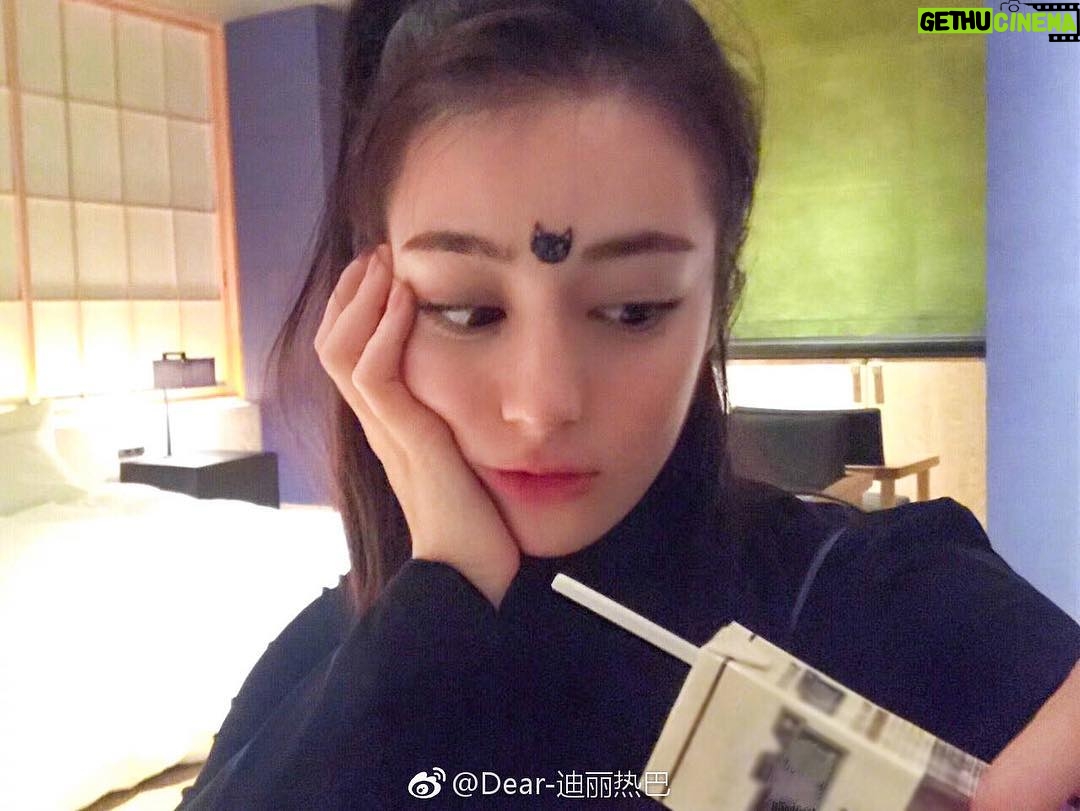 Dilraba Dilmurat - 15K Likes - 听说照片里有一只猫咪??🤔