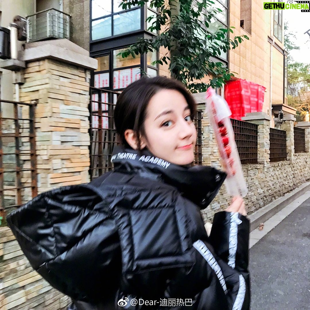 Dilraba Dilmurat - 19.4K Likes - 冬天还是要吃冰糖葫芦才对啊❤️
