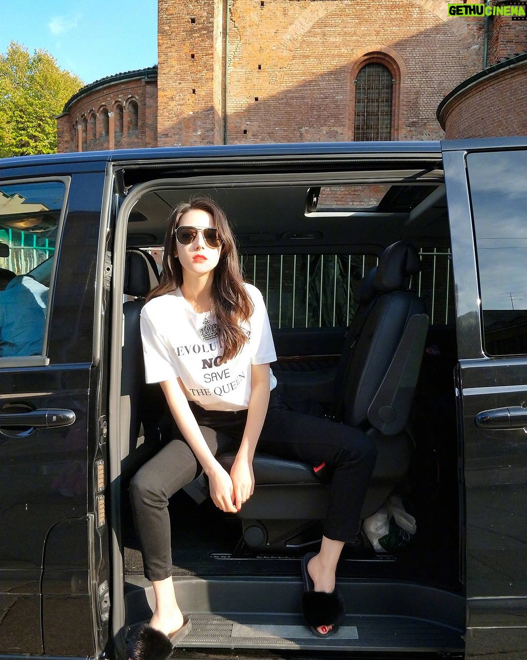 Dilraba Dilmurat - 19.6K Likes - 可想而知 这个夏天拍了好多照片攒着 就等着寒冬腊月清凉一下🙂