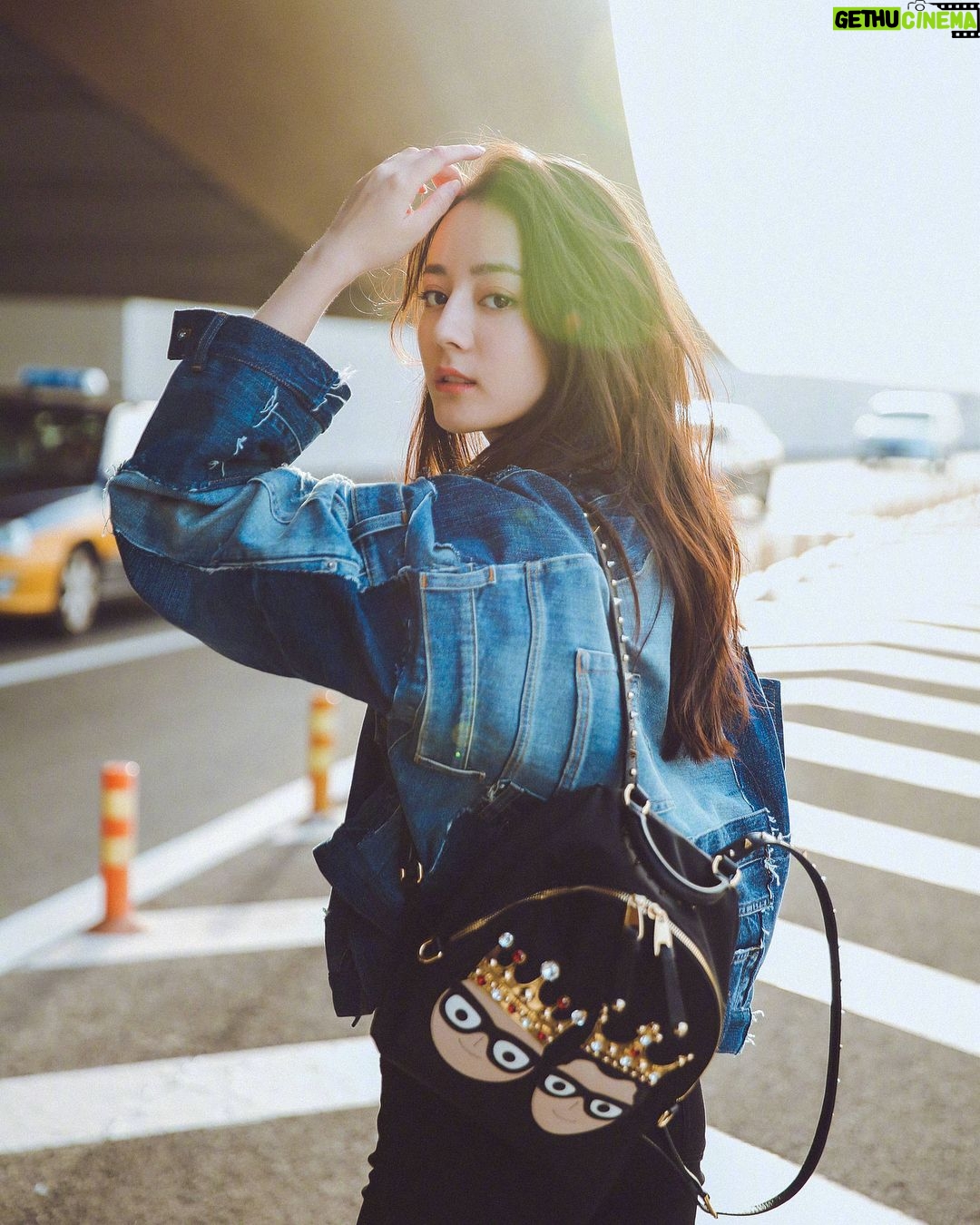 Dilraba Dilmurat - 19.7K Likes - 迪丽热巴微博:大家好?大家早安!迪丽热巴要起飞了。我们落地米兰时装周见。 