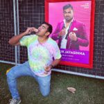 Dilruk Jayasinha Instagram - It’s the 1 year anniversary of the morning I was “over cautious” and went to the hospital with an easily ignorable tiny pinch in my left arm, only to find out I was actually having a heart attack due to an 80% block in an artery nicknamed “The Widowmaker”. A year ago I didn’t see anything funny about what was happening to me as they put a stent into my body, but thanks to all the care and support from my loved ones, health professionals (both mental and physical) and you folks who follow me, I’m very proud to get a spot where I’m able to tour what I think is my funniest standup show yet about the whole terrifying experience. So raise your Philly cheesesteaks and donuts in the hope that I won’t need to do a comedy show about my health for a fair while ❤️‍🩹🤞🏾