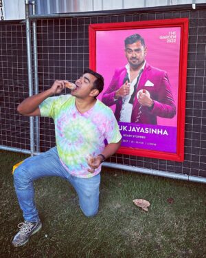Dilruk Jayasinha Instagram - It’s the 1 year anniversary of the morning I was “over cautious” and went to the hospital with an easily ignorable tiny pinch in my left arm, only to find out I was actually having a heart attack due to an 80% block in an artery nicknamed “The Widowmaker”. A year ago I didn’t see anything funny about what was happening to me as they put a stent into my body, but thanks to all the care and support from my loved ones, health professionals (both mental and physical) and you folks who follow me, I’m very proud to get a spot where I’m able to tour what I think is my funniest standup show yet about the whole terrifying experience. So raise your Philly cheesesteaks and donuts in the hope that I won’t need to do a comedy show about my health for a fair while ❤️‍🩹🤞🏾