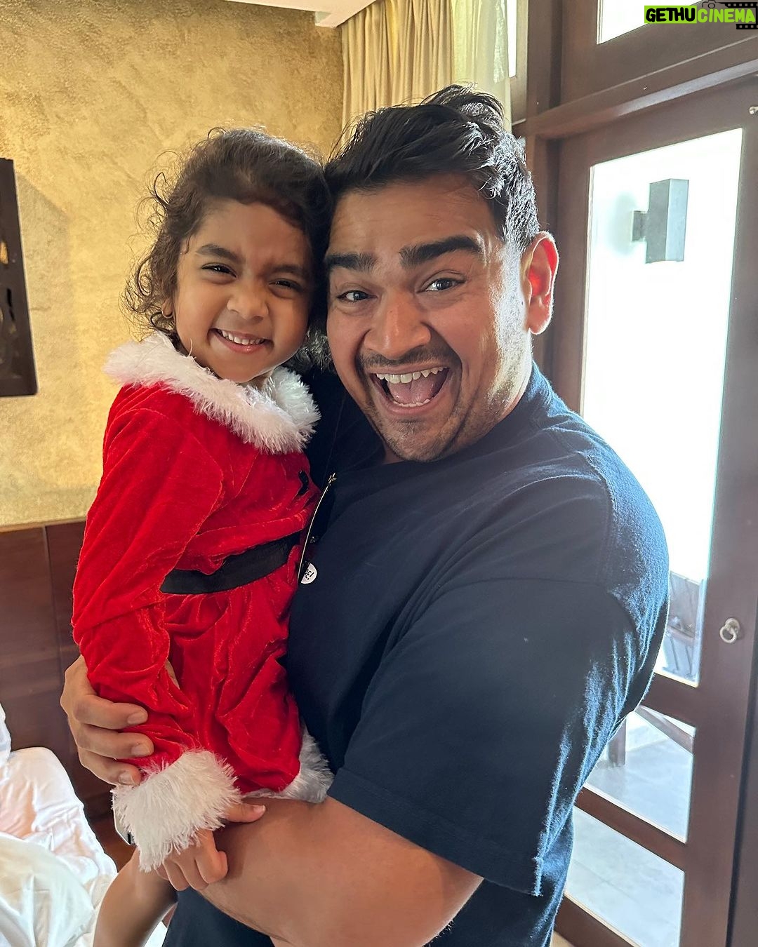 Dilruk Jayasinha Instagram - Santa was in a jolly mood and allowed me to wear the hat! “බාප්පි Mode” activated!