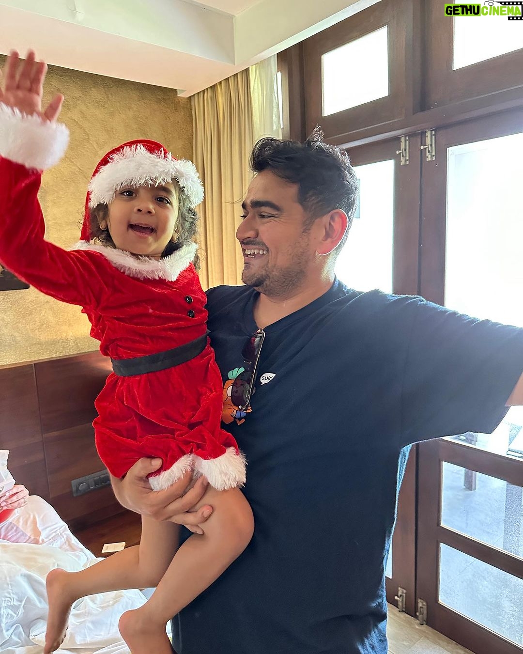 Dilruk Jayasinha Instagram - Santa was in a jolly mood and allowed me to wear the hat! “බාප්පි Mode” activated!