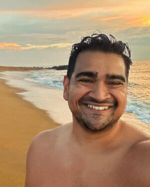 Dilruk Jayasinha Instagram - It’s that time again to bring this artwork out. Merry Colombo Christmas from an era I only have vague memories of. May your breakfast Gin & Tonics be had in moderation so that you won’t eventually need to get by with only soda waters like I do now. Have a good one everyone 🎅🏾
