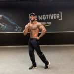 Dimitri Delavegas Instagram - 🕺🏽🕺🏽🕺🏽MONDAYMOTIVATION🕺🏽🕺🏽🕺🏽➖➖➖➖➖➖➖➖➖➖➖➖➖➖➖➖➖➖ Qui s’entraîne a faire son posing tout au long de sa prépa ou bat les c#%* j’improvise ????!!! Moi je m’entraîne assez souvent mais sur scène rien à voir j’improvise 😂😂😂😂 ➖➖➖➖➖➖➖➖➖➖➖➖➖➖➖➖➖➖ Mes compléments dispo sur : @amixfrancenutrition 🌐www.amixfrance.fr 💪🏾Code promo dimitri10 ➖➖➖➖➖➖➖➖➖➖➖➖➖➖➖➖➖➖ #mensphysique #ifbbpeoleague #body #bodybuilding #fit #fitness #posing #eatclean #olympia #muscu #musculation #aesthetic #guerrierdor Fitness Park Poitiers