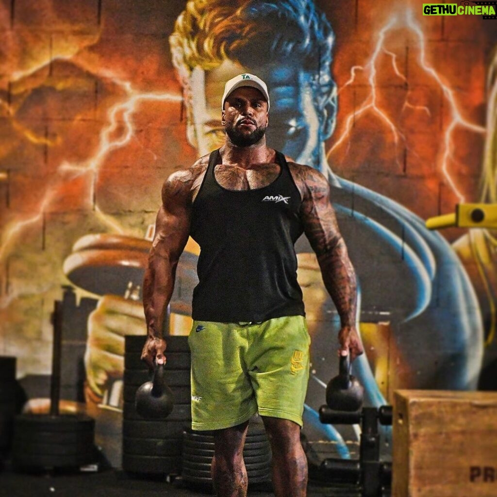 Dimitri Delavegas Instagram - ⚫️⚫️⚫️DÉTERMINATION⚫️⚫️⚫️ ➖➖➖➖➖➖➖➖➖➖➖➖➖➖➖➖ Je suis arrivé comme un roi, je partirai comme une légende … ➖➖➖➖➖➖➖➖➖➖➖➖➖➖➖➖ I came like a king, I'll leave like a legend ➖➖➖➖➖➖➖➖➖➖➖➖➖➖➖➖ #body#bodybuilding #muscu #musculation #fit #fitness #eat #work #fitnessparkpoitiers #focus #fitnessgirl #fitnessboy #amixnutrition #ifbbpro #ifbbproleague