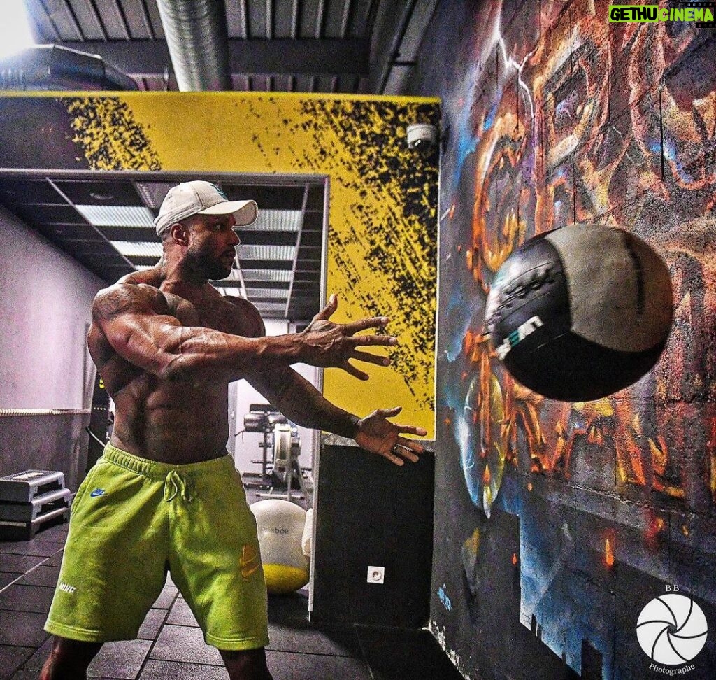 Dimitri Delavegas Instagram - 🔷🔶🔹CONDITIONING🔹🔶🔷 ➖➖➖➖➖➖➖➖➖➖➖➖➖➖➖➖ Rester concentré…… ➖➖➖➖➖➖➖➖➖➖➖➖➖➖➖➖ 📸: @benjamin_beneat_photographe 💪🏾: @fitnessparkpoitiers ➖➖➖➖➖➖➖➖➖➖➖➖➖➖➖➖ #mensphysique #bodybuilding #body #ifbbpro #fitnessparkpoitiers #abs #nike #conditioning Fitness Park Poitiers
