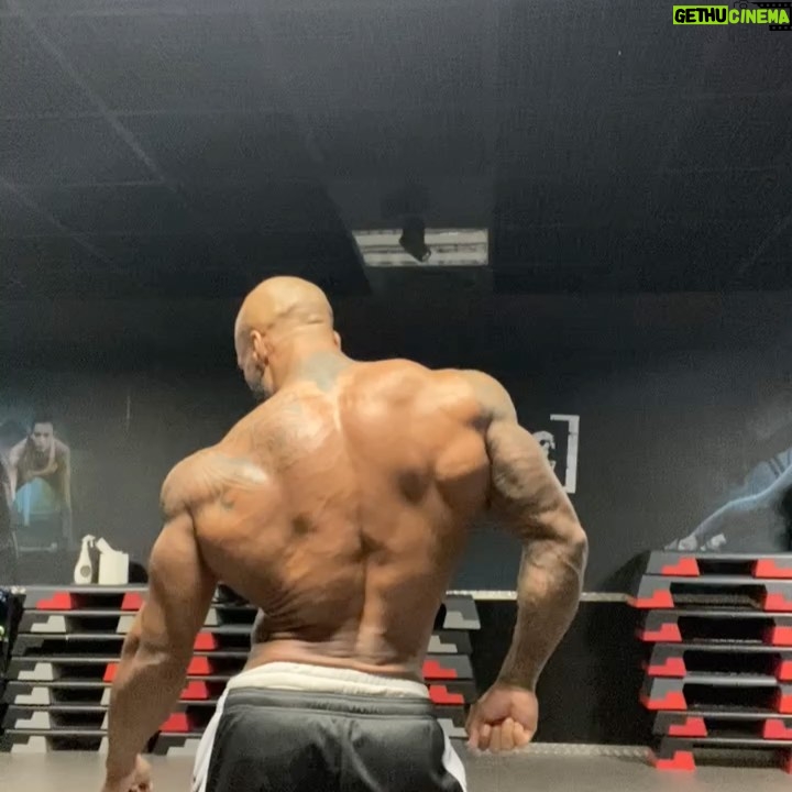 Dimitri Delavegas Instagram - 💥💥BODYBUILDING💥💥 ➖➖➖➖➖➖➖➖➖➖➖➖➖➖➖➖ Loading 91%…🔋 ➖➖➖➖➖➖➖➖➖➖➖➖➖➖➖➖ #bodybuilding #ifbbproleague #npc #mensphysique #fit #fitness #murailledechine #back Fitness Park Poitiers