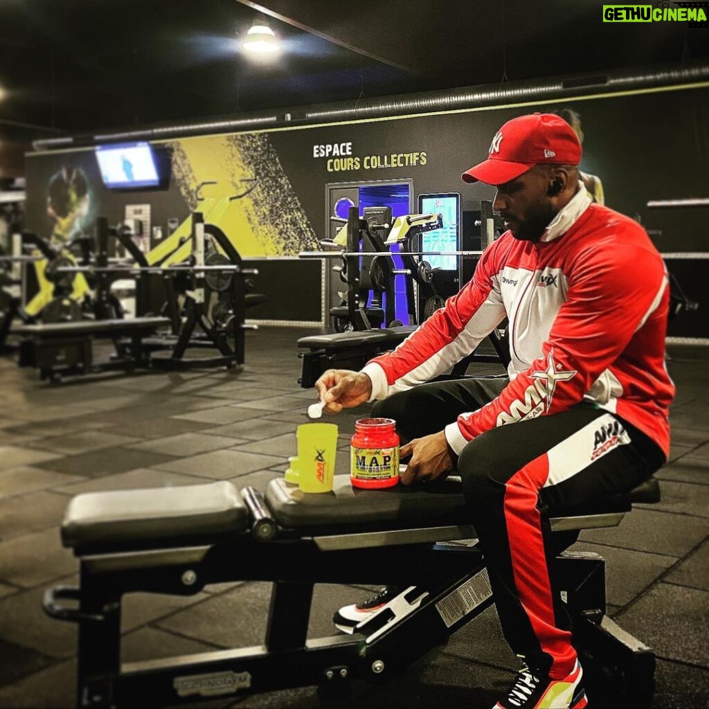 Dimitri Delavegas Instagram - ⚫️🔴⚪️TEAMAMIX⚪️🔴⚫️ ➖➖➖➖➖➖➖➖➖➖➖➖➖➖➖➖ Avant le training je prend 15gr de Map les Eaa de chez @amixfrancenutrition…. Mes compléments dispo sur : 🌐 www.amixfrance.fr 💰Code promo dimitri10 ➖➖➖➖➖➖➖➖➖➖➖➖➖➖➖➖ #amixfrance #amixfrancenutrition #amix #body #bodybuilding #mensphysique #fit #fitness #muscu #musculation #work #eaa #fitnesspark Fitness Park Poitiers