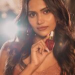 Dimpi Sanghvi Instagram – #AD | Here’s to unlocking radiance with the all-new Lakmē Glycolic Illuminate Collection! ✨
This collection has been my ultimate secret to achieving a diamond-like glow. 

Adding Lakmē Glycolic Illuminate Serum into my nighttime ritual has healed my skin barrier at the same time giving me that nourished and hydrated skin from within with the Lakmē Glycolic Illuminate night cream. 

Don’t miss out on the magic of the Lakmē Glycolic Illuminate Collection – try it today and #ShineLikeAdiamond! ✨

@lakmeindia @lakmeskin 
#Lakmē #LakmeSkin #SkinUpWithLakme #RunwayReadySkin #LakmēLaunchEvent #LakmēNewLaunch #Glycolic #GlycolicIlluminateCollection #IlluminatedSkin #DimpiSanghvi