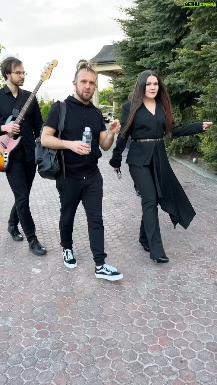Dina Garipova Instagram - Один день из моей жизни 😂 ⠀ @krasniy.ru @avenuevip ♥️