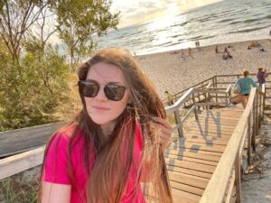 Dina Garipova Instagram - Привет всем!
⠀
Надеюсь, что вы отлично проводите лето!
⠀
Мой отпуск пока в разгаре) И он уже принес много приятных эмоций. Например, я убедилась в правильном выборе города. Светлогорск - уютнейшее место! Здесь повсюду милые европейские домики, окруженные зеленью и хвойными растениями, от которых аромат стоит невероятный!
Теплое море, вдоль которого растянулся променад с высоким панорамным лифтом. Сказка!
⠀
Ещё мы съездили посмотреть Янтарный, Зеленоградск и Куршскую косу. Если вам будет интересно, пишите в комментариях, могу подробнее рассказать об этих местах)
⠀
А пока, прекрасного вам настроения и доброй ночи!
⠀
#ДинаГарипова #DinaGaripova #ДинәГарипова