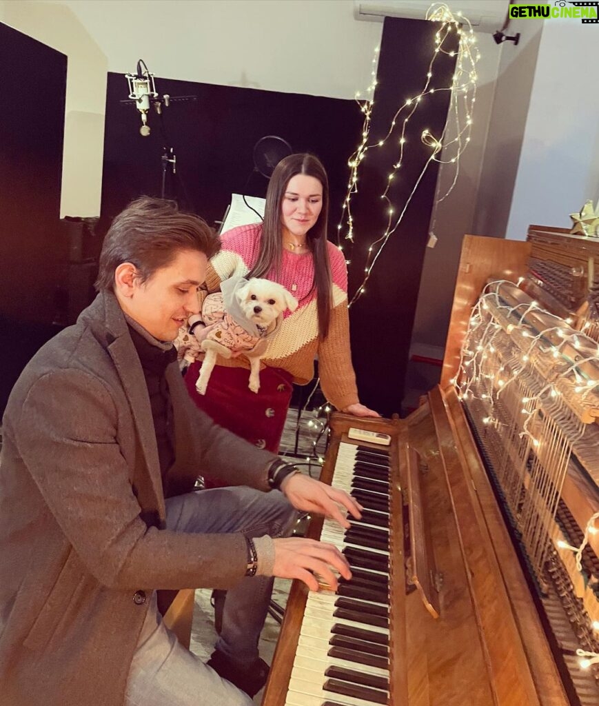 Dina Garipova Instagram - Мы с @gregory_chernetsov готовим сюрприз к концерту 5 марта, который будет снимать @1tv 😉 ⠀ Угадайте какую песню мы споем ❓ ⠀ #ДинаГарипова #DinaGaripova #ДинәГарипова #ГригорийЧернецов #Первыйканал
