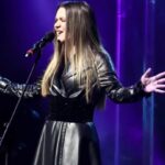 Dina Garipova Instagram - Ура! 🥳 ⠀ Состоялся мой долгожданный концерт в @gradsky_hall !! ⠀ Спасибо всем, кто участвовал в его создании и подготовке! Мы проделали большую работу! ⠀ Спасибо моим дорогим зрителям! Вы подарили мне огромный заряд положительных эмоций! Спасибо за ваши цветы и подарки! Мне ооочень приятно! ❤️🥰 ⠀ Этим концертом я подвела некоторые итоги года и теперь готова двигаться дальше!) ⠀ Я поздравляю всех с наступающим Новым годом и Рождеством! И желаю вам сил, вдохновения, и волшебного настроения! ❤️❤️❤️ ⠀ Ваша Дина 😘 ⠀ P.S. спасибо @denstixx за предоставленное видео 😉 ⠀ #ДинаГарипова #DinaGaripova #ГрадскийХолл #ДинәГарипова
