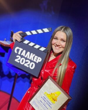 Dina Garipova Instagram - Я всегда мечтала попасть в кино. И у меня со временем появился опыт подготовки музыки к фильмам и один раз я даже поучаствовала в съемках, как настоящая актриса))
А теперь мне посчастливилось записать саундтрек к великолепному сериалу «Зулейха открывает глаза», за который я была отмечена первой в своей жизни наградой в сфере кинематографии на фестивале фильмов о правах человека «Сталкер» @kinofestival_stalker !👏👏
Чувства непередаваемые!
⠀
И особенно приятно, что эта награда присвоена мне за исполнение моей любимой песни на татарском языке «Ай, былбылым».
⠀
Я хочу поблагодарить мою невероятно талантливую и креативную команду за то, что мы смогли прочувствовать и представить всем новое звучание легендарной песни! Спасибо Леше Роуману @rouman за большой вклад! Спасибо Радику Салимову @radik__salimov за его авторское видение и тонкий подход к работе! Каждую песню из моего татарского альбома «ЭТНО» мы стараемся написать, как настоящую историю. Чтобы каждый звук и каждое слово было сказано не зря. И это очень вдохновляет!
⠀
Ещё я хотела бы поблагодарить Гузель Яхину @yakhina.info за то, что она написала книгу, которая смогла тронуть сердца всех, кто ее прочитал!  Когда моя мама услышала о том, что нашу песню выбрали в качестве саундтрека к фильму по этому роману, она была в таком восторге!
⠀
Я благодарна всем, кто работал над фильмом: Егору Анашкину, Антону Шварцу, кинокомпании «Русское» @russkoefilmcompany, телеканалу «Россия» @tvrussia!
У вас получилось создать сильное кино, которое хочется пересматривать снова!
⠀
Спасибо актерам за великолепную работу! И отдельное спасибо чудесной ✨ Чулпан Хаматовой @chulpanofficial ✨ за то, что поверила в меня и познакомила с командой фильма!
⠀
Я счастлива, что нашу музыку услышали и так высоко оценили! И очень рада быть частью хорошего кино!
⠀
#ЭТНО #зулейхаоткрываетглаза #Айбылбылым #ДинаГарипова #DinaGaripova #динәгарипова