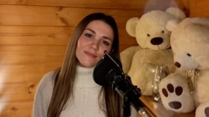 Dina Garipova Instagram - Делюсь с вами кусочком, можно сказать, моей старой новой песни #Колыбельная 🌸 ⠀ Появилась идея сделать ее к празднику #ДеньМатери именно так) В итоге пять дней и готово! ⠀ ❤️ Я поздравляю всех мамочек с их праздником! И желаю каждой из Вас крепкого здоровья и счастья! Пусть дети радуют, а любимые мужья оберегают) И пусть музыка придает Вам сил и уверенности в том, что все будет хорошо! ⠀ А полное видео песни смотрите на моем YouTube канале - по ссылке в шапке профиля ⠀ #ДинаГарипова #DinaGaripova #ОбнимиМаму @liliyatuman1993 #МаминаЛадонь #колыбельная