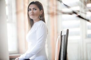 Dina Garipova Instagram - Всем привет!
⠀
📣 Хотела бы услышать ваше мнение на волнующие меня темы.
⠀
Как я писала в предыдущем посте, сейчас сложилась весьма нестандартная обстановка, которая пока что ограничивает нас во многом и лишает возможности работать в полной мере. И говорю я, конечно, не только об артистах, тяжелые времена переживают работники многих отраслей.
⠀
И если раньше мы могли спокойно купить билет на концерты любимых артистов, то сейчас возникает множество вопросов, прежде чем посетить общественные места. И это очень печально. Нам приходится придумывать новые варианты общения со зрителями. И я все чаще слышу мнения о том, что такая ситуация может длится еще очень и очень долго, некоторые источники предполагают, что годами….
⠀
Поэтому скажите мне вот что:
Как вы думаете, если оправдаются худшие прогнозы и в ближайшее время формат настоящих привычных нам концертов будет невозможным, то как быть артистам?
Переходить в режим онлайн-концертов? А готовы ли вы будете покупать билеты и смотреть выступления артистов со своих телефонов и компьютеров?
⠀
P.S. Вот вы например смотрели онлайн-концерт Сергея Волчкова из Кремля? Я тоже принимала в нем участие. И скажу вам честно, что было непривычно выступать перед пустым залом, но зато мы знали, что все зрители, независимо от того, в каком городе или стране они живут, могут расположиться дома и без переживаний смотреть концерт и даже задавать какие-то вопросы, на которые мы можем отвечать им в прямом эфире.
⠀
Расскажите о ваших мыслях на этот счет?
⠀
#ДинаГарипова #DinaGaripova #DinaGaripova #онлайнконцерты