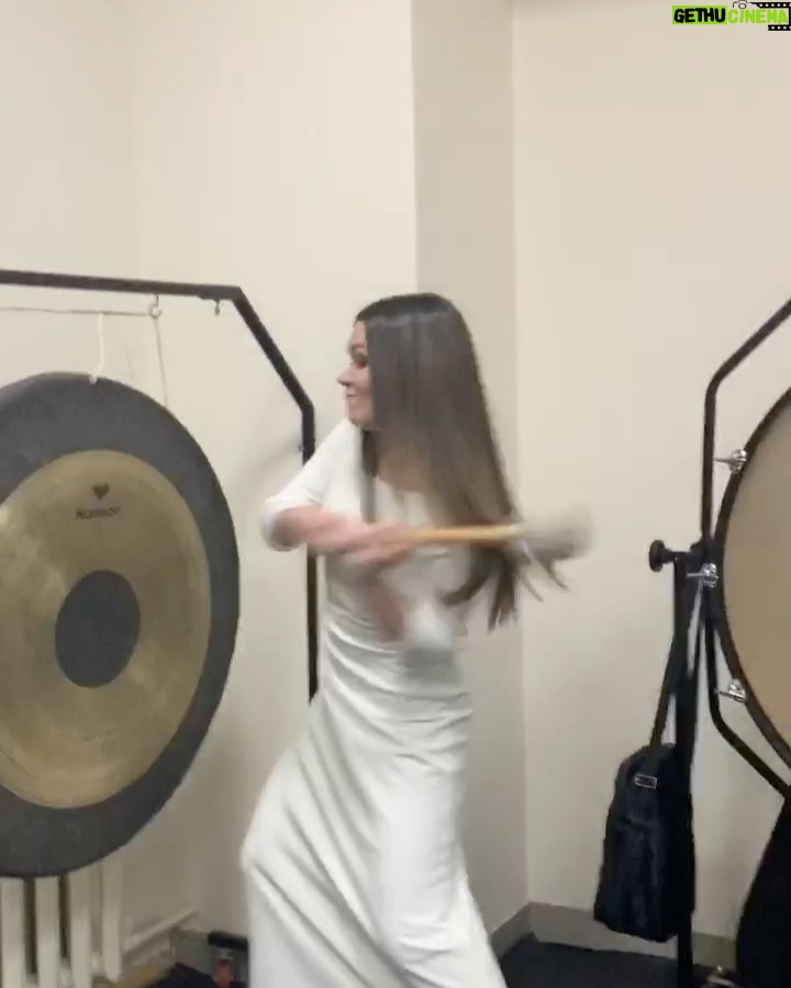 Dina Garipova Instagram - Камера! Мотор! ⠀ Мы сделали это! Концерты в @tatfilarmonia состоялись! Спасибо великолепным музыкантам! Спасибо дорогим зрителям! ⠀ Это было здорово! 👏👏👏 ⠀ P.S. Меня спрашивали о том, как выглядит закулисье...) вот примерно так 😁😁💃🏼 ⠀ #ДинаГарипова #dinagaripova