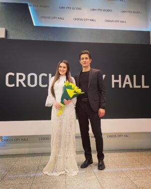 Dina Garipova Instagram - Откроем завесу тайны 🙃
Вот песня #ThePrayer , которую мы исполнили в Крокус Сити Холле вместе с @gregory_chernetsov!
⠀
Смотрите наше выступление в концерте #ОбьяснениеВЛюбви 8 марта на Первом канале @1tv в 10:20 😉
⠀
#ДинаГарипова #ДинәГарипова #DinaGaripova #ГригорийЧернецов #Первыйканал