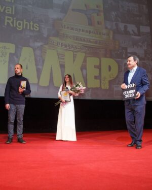 Dina Garipova Instagram - Я всегда мечтала попасть в кино. И у меня со временем появился опыт подготовки музыки к фильмам и один раз я даже поучаствовала в съемках, как настоящая актриса))
А теперь мне посчастливилось записать саундтрек к великолепному сериалу «Зулейха открывает глаза», за который я была отмечена первой в своей жизни наградой в сфере кинематографии на фестивале фильмов о правах человека «Сталкер» @kinofestival_stalker !👏👏
Чувства непередаваемые!
⠀
И особенно приятно, что эта награда присвоена мне за исполнение моей любимой песни на татарском языке «Ай, былбылым».
⠀
Я хочу поблагодарить мою невероятно талантливую и креативную команду за то, что мы смогли прочувствовать и представить всем новое звучание легендарной песни! Спасибо Леше Роуману @rouman за большой вклад! Спасибо Радику Салимову @radik__salimov за его авторское видение и тонкий подход к работе! Каждую песню из моего татарского альбома «ЭТНО» мы стараемся написать, как настоящую историю. Чтобы каждый звук и каждое слово было сказано не зря. И это очень вдохновляет!
⠀
Ещё я хотела бы поблагодарить Гузель Яхину @yakhina.info за то, что она написала книгу, которая смогла тронуть сердца всех, кто ее прочитал!  Когда моя мама услышала о том, что нашу песню выбрали в качестве саундтрека к фильму по этому роману, она была в таком восторге!
⠀
Я благодарна всем, кто работал над фильмом: Егору Анашкину, Антону Шварцу, кинокомпании «Русское» @russkoefilmcompany, телеканалу «Россия» @tvrussia!
У вас получилось создать сильное кино, которое хочется пересматривать снова!
⠀
Спасибо актерам за великолепную работу! И отдельное спасибо чудесной ✨ Чулпан Хаматовой @chulpanofficial ✨ за то, что поверила в меня и познакомила с командой фильма!
⠀
Я счастлива, что нашу музыку услышали и так высоко оценили! И очень рада быть частью хорошего кино!
⠀
#ЭТНО #зулейхаоткрываетглаза #Айбылбылым #ДинаГарипова #DinaGaripova #динәгарипова