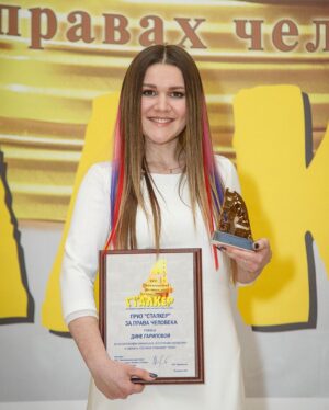 Dina Garipova Instagram - Я всегда мечтала попасть в кино. И у меня со временем появился опыт подготовки музыки к фильмам и один раз я даже поучаствовала в съемках, как настоящая актриса))
А теперь мне посчастливилось записать саундтрек к великолепному сериалу «Зулейха открывает глаза», за который я была отмечена первой в своей жизни наградой в сфере кинематографии на фестивале фильмов о правах человека «Сталкер» @kinofestival_stalker !👏👏
Чувства непередаваемые!
⠀
И особенно приятно, что эта награда присвоена мне за исполнение моей любимой песни на татарском языке «Ай, былбылым».
⠀
Я хочу поблагодарить мою невероятно талантливую и креативную команду за то, что мы смогли прочувствовать и представить всем новое звучание легендарной песни! Спасибо Леше Роуману @rouman за большой вклад! Спасибо Радику Салимову @radik__salimov за его авторское видение и тонкий подход к работе! Каждую песню из моего татарского альбома «ЭТНО» мы стараемся написать, как настоящую историю. Чтобы каждый звук и каждое слово было сказано не зря. И это очень вдохновляет!
⠀
Ещё я хотела бы поблагодарить Гузель Яхину @yakhina.info за то, что она написала книгу, которая смогла тронуть сердца всех, кто ее прочитал!  Когда моя мама услышала о том, что нашу песню выбрали в качестве саундтрека к фильму по этому роману, она была в таком восторге!
⠀
Я благодарна всем, кто работал над фильмом: Егору Анашкину, Антону Шварцу, кинокомпании «Русское» @russkoefilmcompany, телеканалу «Россия» @tvrussia!
У вас получилось создать сильное кино, которое хочется пересматривать снова!
⠀
Спасибо актерам за великолепную работу! И отдельное спасибо чудесной ✨ Чулпан Хаматовой @chulpanofficial ✨ за то, что поверила в меня и познакомила с командой фильма!
⠀
Я счастлива, что нашу музыку услышали и так высоко оценили! И очень рада быть частью хорошего кино!
⠀
#ЭТНО #зулейхаоткрываетглаза #Айбылбылым #ДинаГарипова #DinaGaripova #динәгарипова