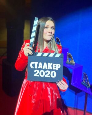 Dina Garipova Instagram - Я всегда мечтала попасть в кино. И у меня со временем появился опыт подготовки музыки к фильмам и один раз я даже поучаствовала в съемках, как настоящая актриса))
А теперь мне посчастливилось записать саундтрек к великолепному сериалу «Зулейха открывает глаза», за который я была отмечена первой в своей жизни наградой в сфере кинематографии на фестивале фильмов о правах человека «Сталкер» @kinofestival_stalker !👏👏
Чувства непередаваемые!
⠀
И особенно приятно, что эта награда присвоена мне за исполнение моей любимой песни на татарском языке «Ай, былбылым».
⠀
Я хочу поблагодарить мою невероятно талантливую и креативную команду за то, что мы смогли прочувствовать и представить всем новое звучание легендарной песни! Спасибо Леше Роуману @rouman за большой вклад! Спасибо Радику Салимову @radik__salimov за его авторское видение и тонкий подход к работе! Каждую песню из моего татарского альбома «ЭТНО» мы стараемся написать, как настоящую историю. Чтобы каждый звук и каждое слово было сказано не зря. И это очень вдохновляет!
⠀
Ещё я хотела бы поблагодарить Гузель Яхину @yakhina.info за то, что она написала книгу, которая смогла тронуть сердца всех, кто ее прочитал!  Когда моя мама услышала о том, что нашу песню выбрали в качестве саундтрека к фильму по этому роману, она была в таком восторге!
⠀
Я благодарна всем, кто работал над фильмом: Егору Анашкину, Антону Шварцу, кинокомпании «Русское» @russkoefilmcompany, телеканалу «Россия» @tvrussia!
У вас получилось создать сильное кино, которое хочется пересматривать снова!
⠀
Спасибо актерам за великолепную работу! И отдельное спасибо чудесной ✨ Чулпан Хаматовой @chulpanofficial ✨ за то, что поверила в меня и познакомила с командой фильма!
⠀
Я счастлива, что нашу музыку услышали и так высоко оценили! И очень рада быть частью хорошего кино!
⠀
#ЭТНО #зулейхаоткрываетглаза #Айбылбылым #ДинаГарипова #DinaGaripova #динәгарипова