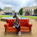 Dina Garipova Instagram - Моё путешествие длится уже почти неделю. За это время мы успели многое увидеть) ⠀ Мы остановились в отеле. Первые дни осматривали местные красоты. Горы, конечно, впечатляют! ⠀ Съездили на Hollywood Boulevard. И, если честно, мне скорее хотелось оттуда уехать… Там повсюду разбросан мусор, многие прилавки закрыты и чуть-ли не заколочены. Очень много бездомных… В общем, грустно это всё. Восторга от Аллеи славы не случилось… ⠀ Но после этого мы проехали мимо Беверли Хиллз и посетили Родео Драйв. Вот там, конечно, шикарно! Большие дома, дорогие бутики…) не хватало только песни “Oh, Pretty Woman” 😅 ⠀ Но самое крутое времяпрепровождение было в Universal Studios Hollywood и Warner Bros. Очутиться в декорациях любимых фильмов и прокатиться на аттракционах-это нечто! Тут как-раз несколько кадров в РЕАЛЬНЫХ декорациях фильмов))) Узнаёте?)) ⠀ #ДинаГарипова #DinaGaripova #ДинәГарипова #losangeles #universalstudios #wornerbros #friends #hollywood #harrypotter