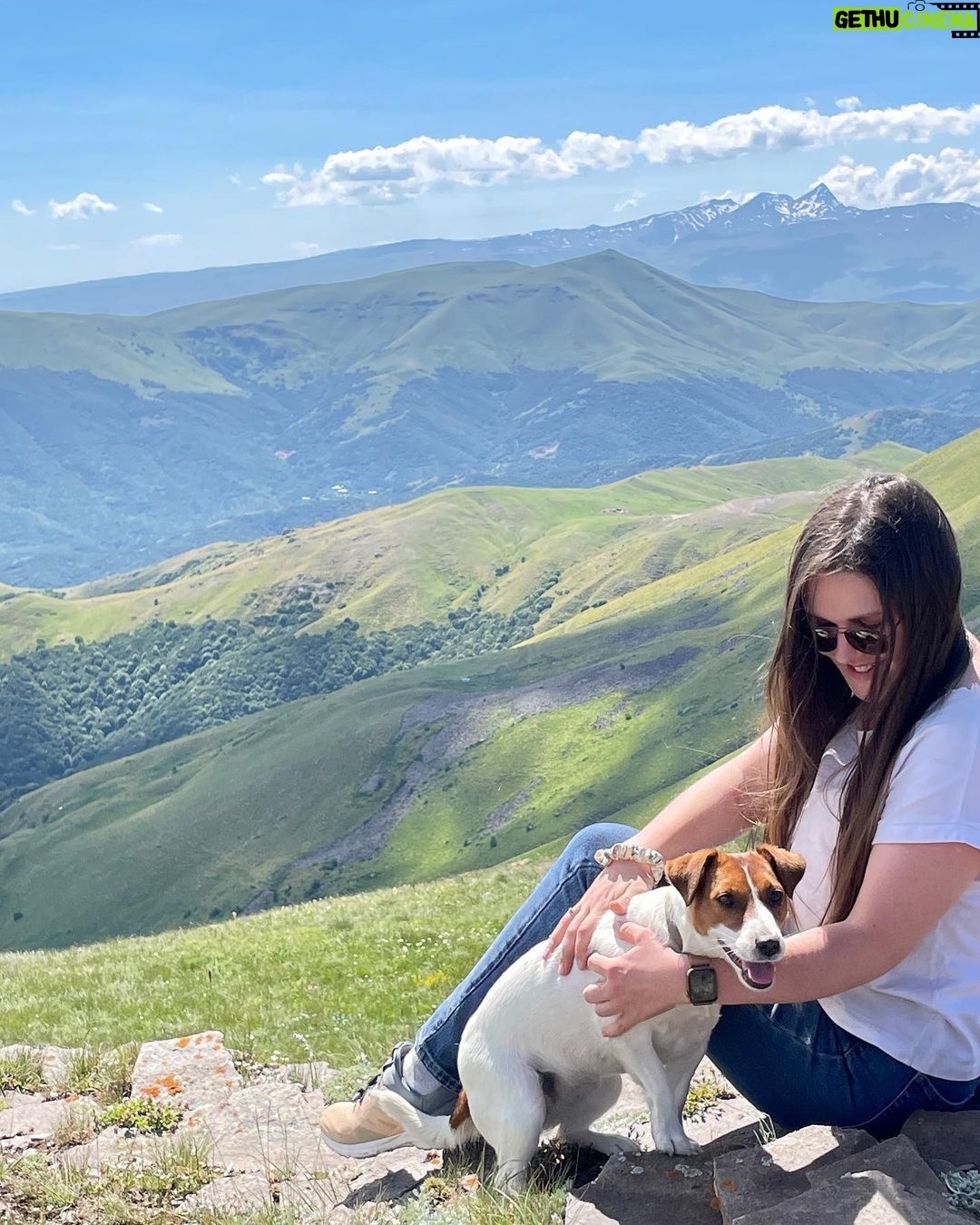 Dina Garipova Instagram - Побывали в Армении. Покорили одну из вершин 🏔️ Как же там красиво 😍 ⠀ #ДинаГарипова #DinaGaripova