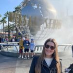 Dina Garipova Instagram - Моё путешествие длится уже почти неделю. За это время мы успели многое увидеть) ⠀ Мы остановились в отеле. Первые дни осматривали местные красоты. Горы, конечно, впечатляют! ⠀ Съездили на Hollywood Boulevard. И, если честно, мне скорее хотелось оттуда уехать… Там повсюду разбросан мусор, многие прилавки закрыты и чуть-ли не заколочены. Очень много бездомных… В общем, грустно это всё. Восторга от Аллеи славы не случилось… ⠀ Но после этого мы проехали мимо Беверли Хиллз и посетили Родео Драйв. Вот там, конечно, шикарно! Большие дома, дорогие бутики…) не хватало только песни “Oh, Pretty Woman” 😅 ⠀ Но самое крутое времяпрепровождение было в Universal Studios Hollywood и Warner Bros. Очутиться в декорациях любимых фильмов и прокатиться на аттракционах-это нечто! Тут как-раз несколько кадров в РЕАЛЬНЫХ декорациях фильмов))) Узнаёте?)) ⠀ #ДинаГарипова #DinaGaripova #ДинәГарипова #losangeles #universalstudios #wornerbros #friends #hollywood #harrypotter